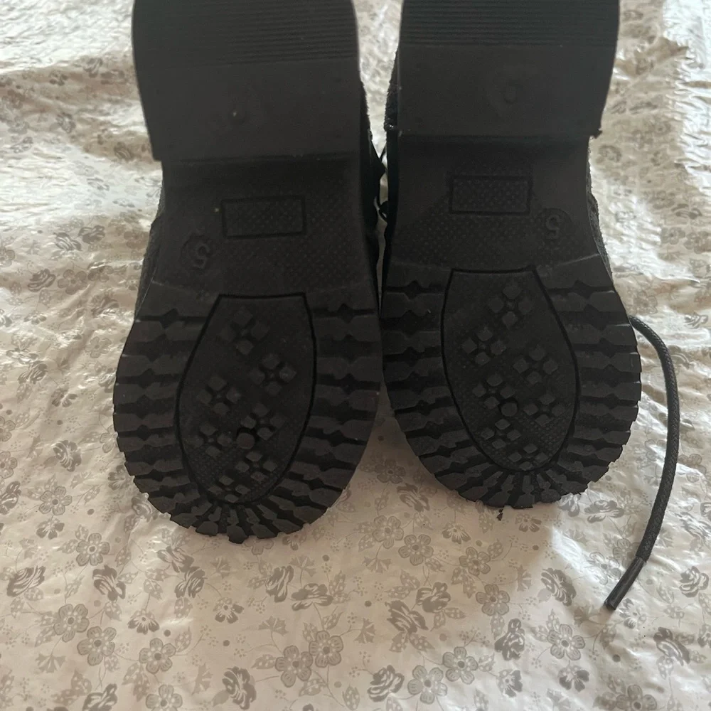 Kids Rocawear boots size 5
